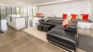 TV, DVD player, livros