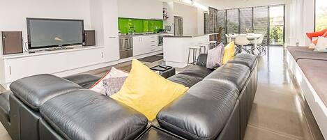 Télévision, lecteur de DVD, livres