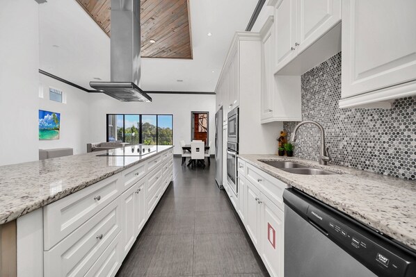 Fridge, microwave, oven, stovetop - Exceptional Villa With TrackMan Golf Simulator and Golf Views (Kissimmee)