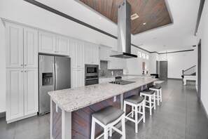 Fridge, microwave, oven, stovetop - Exceptional Villa With TrackMan Golf Simulator and Golf Views (Kissimmee)