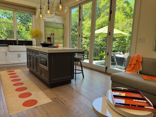 Gorgeous contemporary Napa Valley country home with all new furnishings!