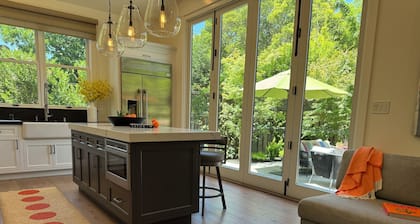 Gorgeous contemporary Napa Valley country home with all new furnishings!