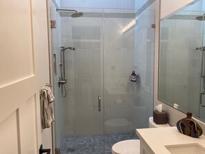 Douche, sèche-cheveux, serviettes fournies, savon