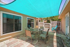 Outdoor dining - Emerald Fantasea (Navarre)