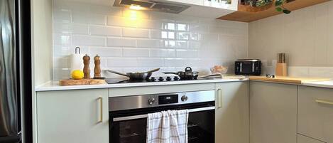 Refrigerador, microondas, horno y parrilla de estufa