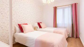 2 quartos, ferros/tábuas de passar roupa, Wi-Fi, roupa de cama