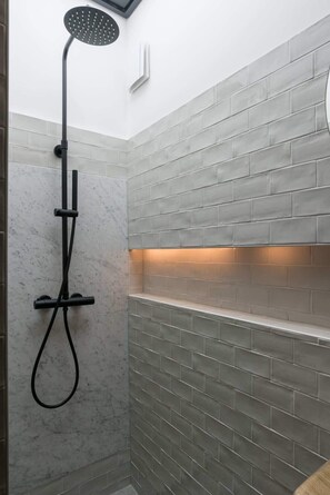 Dusche, Haartrockner, Handtücher
