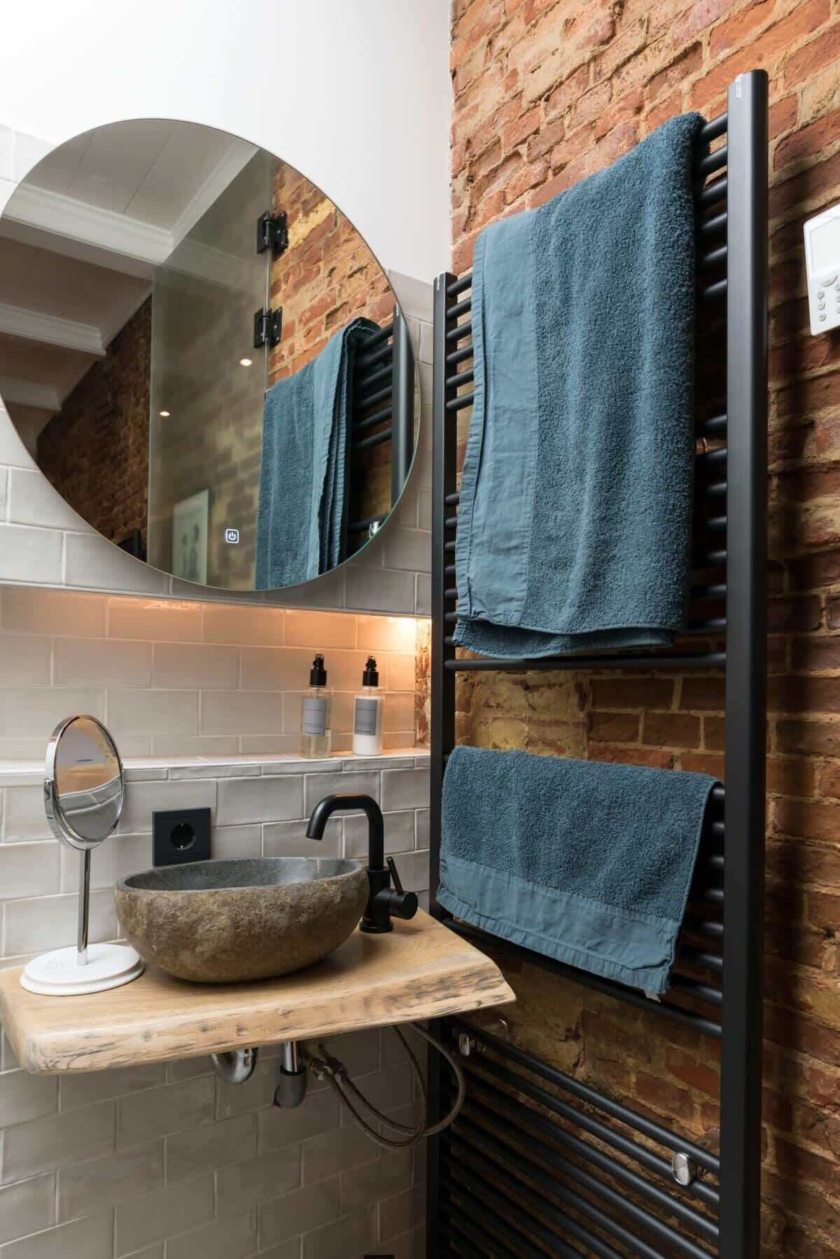 Een douche, een haardroger, handdoeken