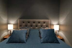 1 bedroom, desk, WiFi, bed sheets