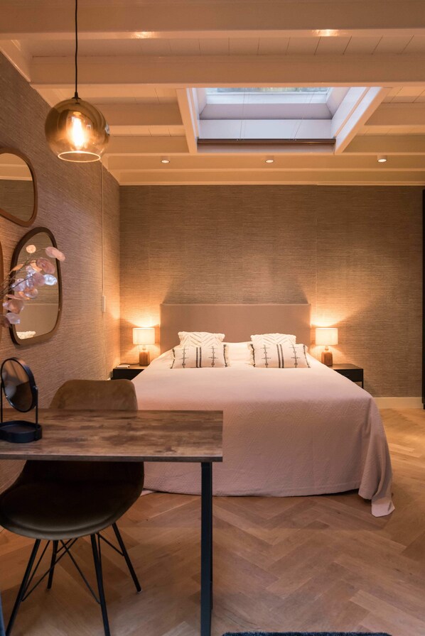 1 bedroom, desk, WiFi, bed sheets