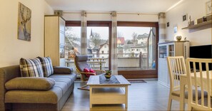 Tv, bordtennisbord, stereoanlæg