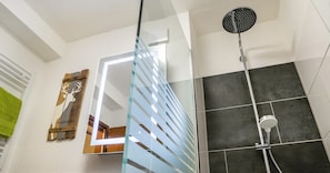 Dusche, Haartrockner, Handtücher