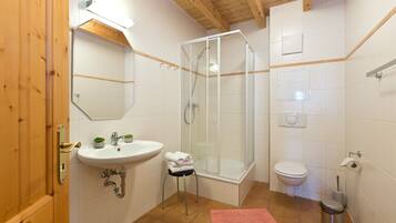 Douche, sĂšche-cheveux