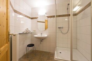 Suihku, hiustenkuivaaja, pyyhkeet
