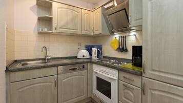 Jääkaappi, mikroaaltouuni, uuni, liesi