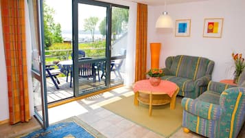 Een televisie, een tafeltennistafel en een stereo