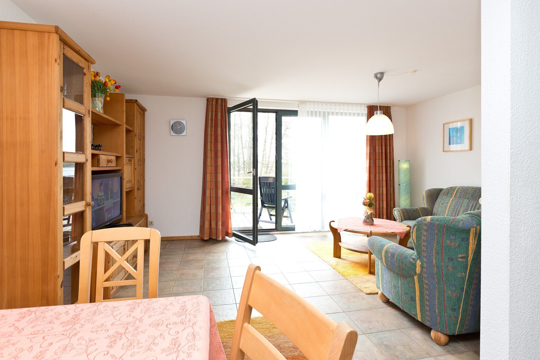 Televisio, pöytätennispöytä, stereot