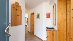 A hallway with wooden doors, a metal handle, and a tiled floor. - Holiday Apartment 'Maribell' with Lake View, Balcony and Wi-Fi (Jabel)