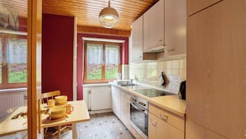 Fridge, oven, stovetop, coffee/tea maker