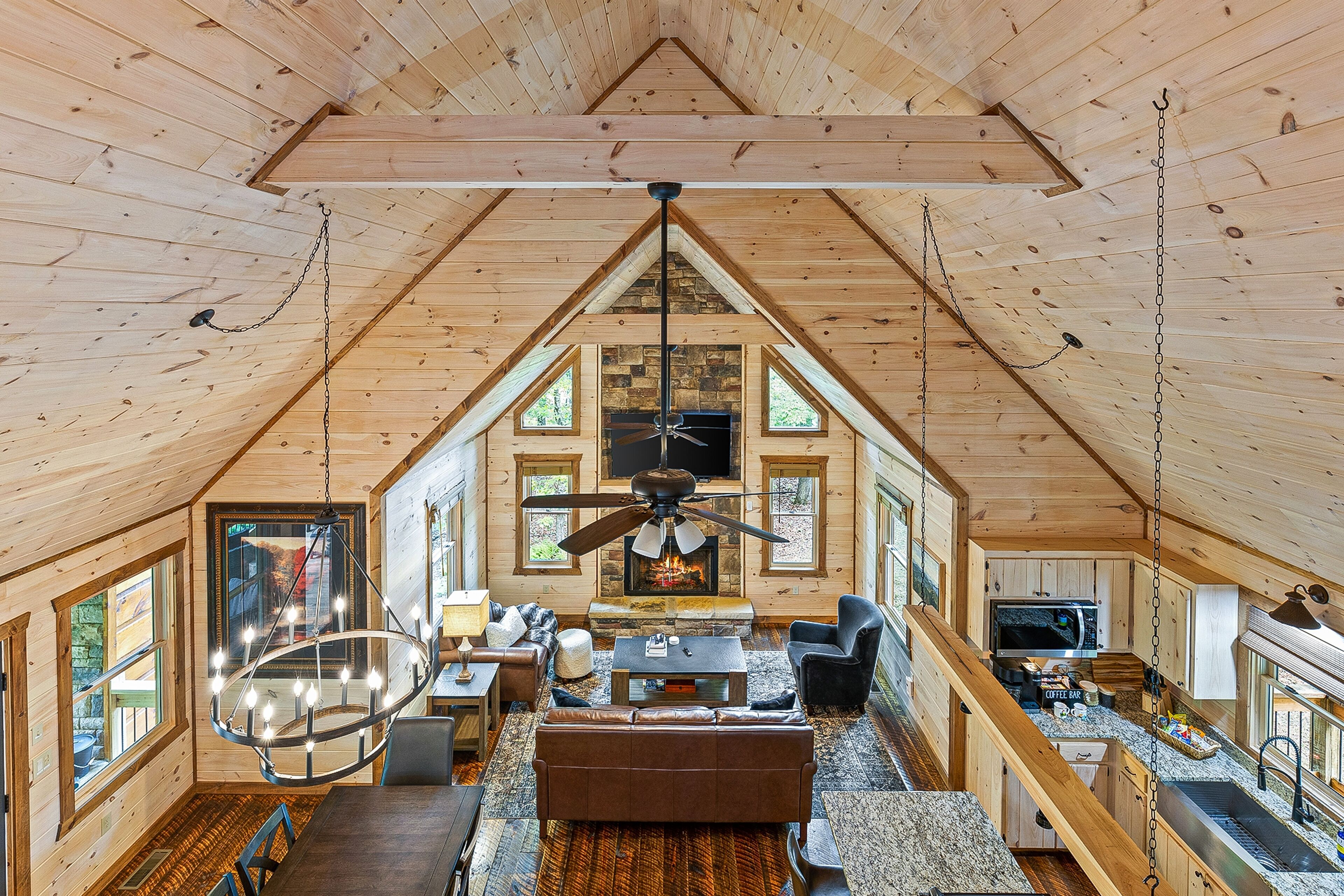 All-new mountain cabin near downtown Blue Ridge with hot tub - dog-friendly