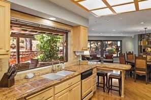 Fridge, microwave, oven, stovetop - Myrinn – Relaxing Escape w/ Red Rock Views & Trail (Sedona)