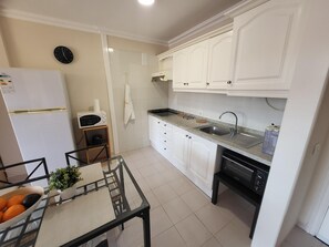 Fridge, microwave, oven, coffee/tea maker