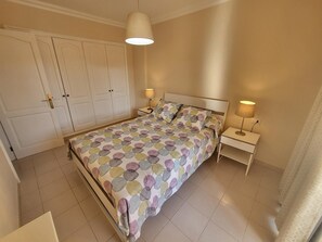Bügeleisen/Bügelbrett, Reisekinderbett, kostenloses WLAN, Bettwäsche