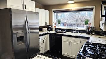 Refrigerador, microondas, horno y parrilla de estufa