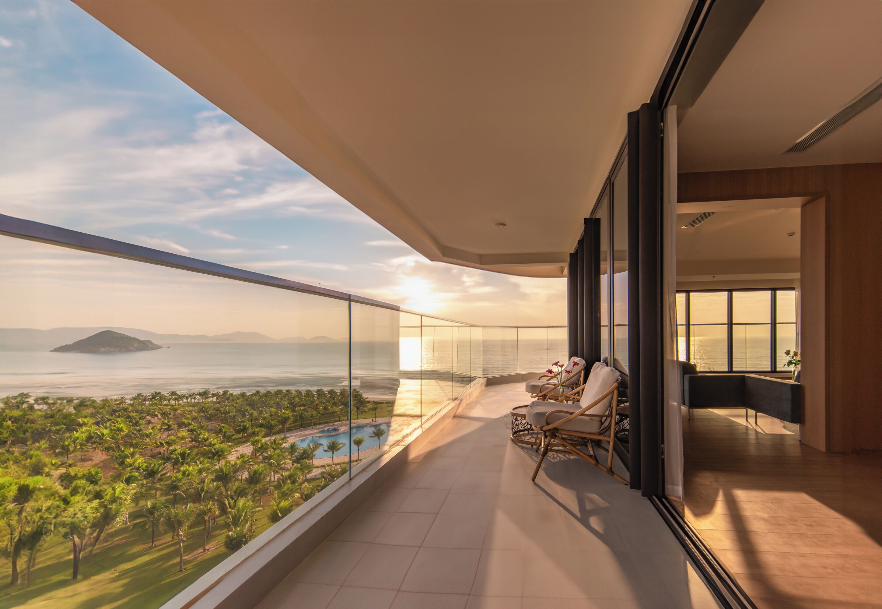 Executive Suite, Ocean View | Down comforters, minibar, in-room safe, desk