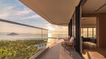 Executive Suite, Ocean View | Down comforters, minibar, in-room safe, desk