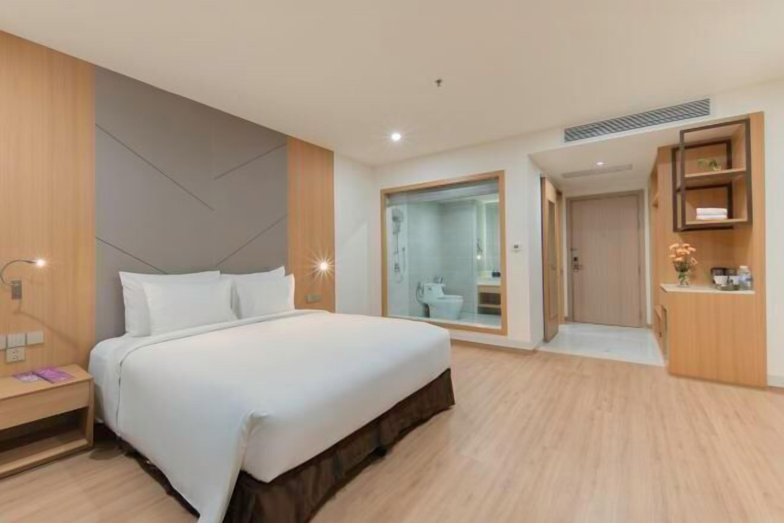 Down comforters, minibar, in-room safe, desk