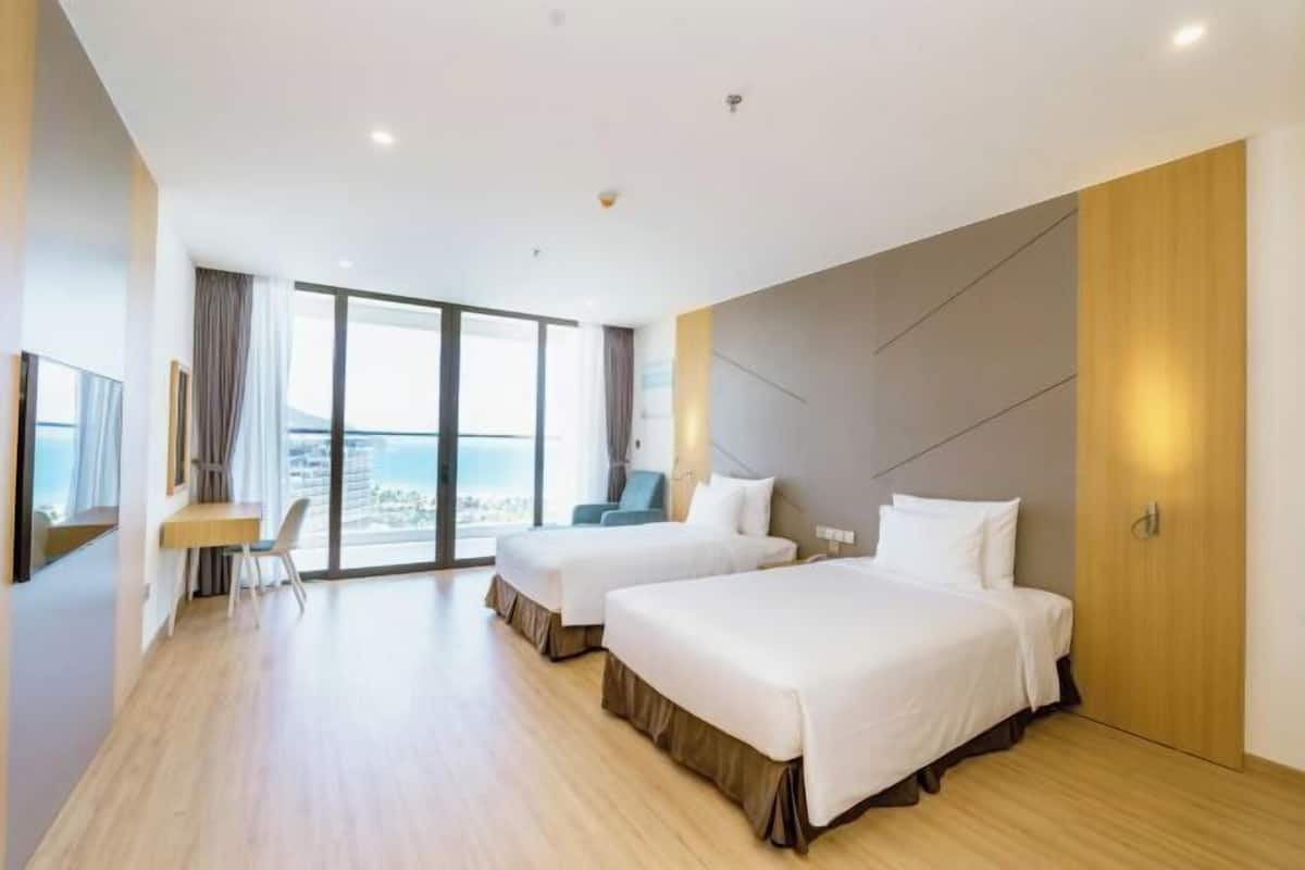 Down comforters, minibar, in-room safe, desk