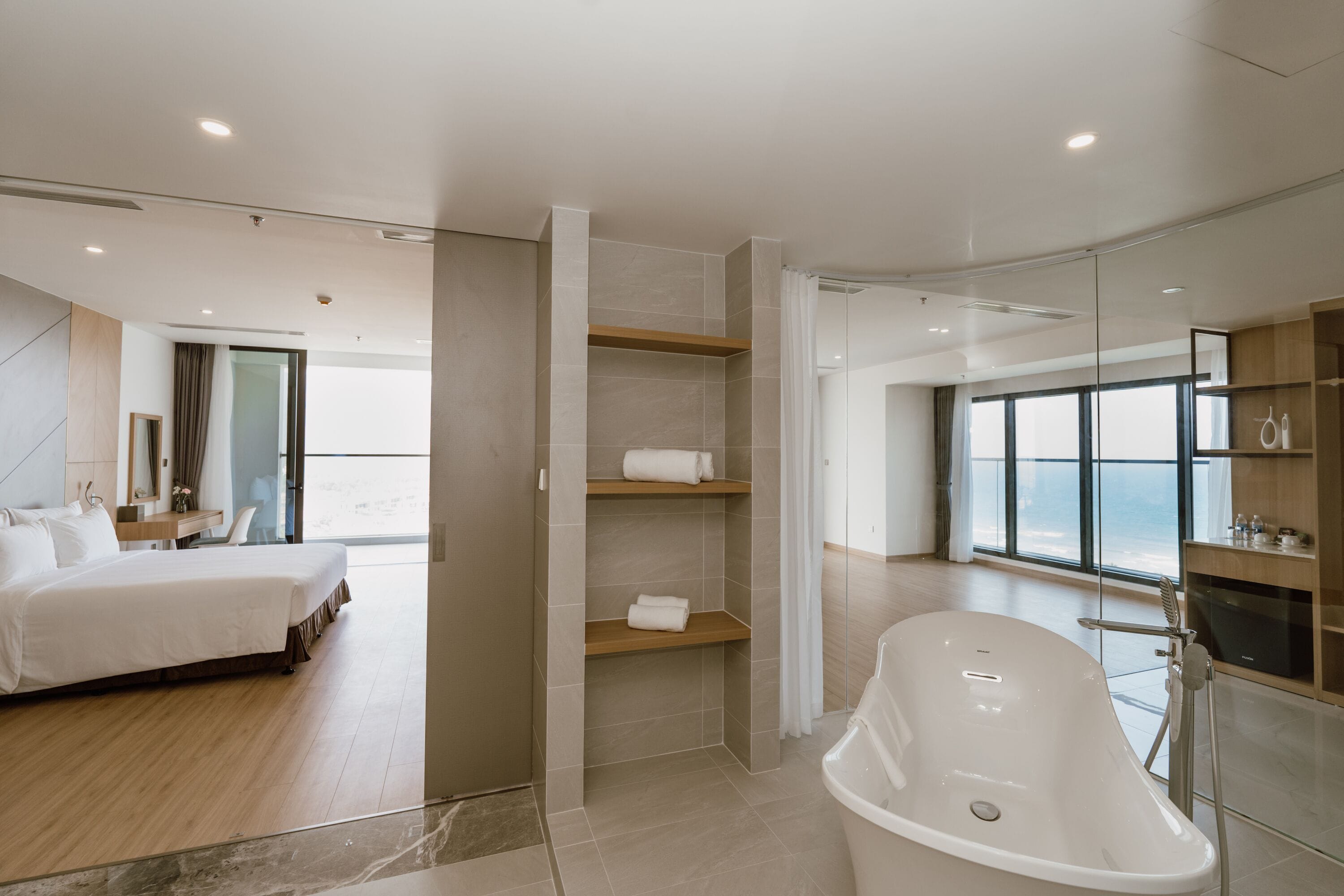 Executive-sviitti, valtamerinäköala | Kylpyhuone | Ilmaiset hygieniatuotteet, hiustenkuivaaja, kylpytakit, tohvelit