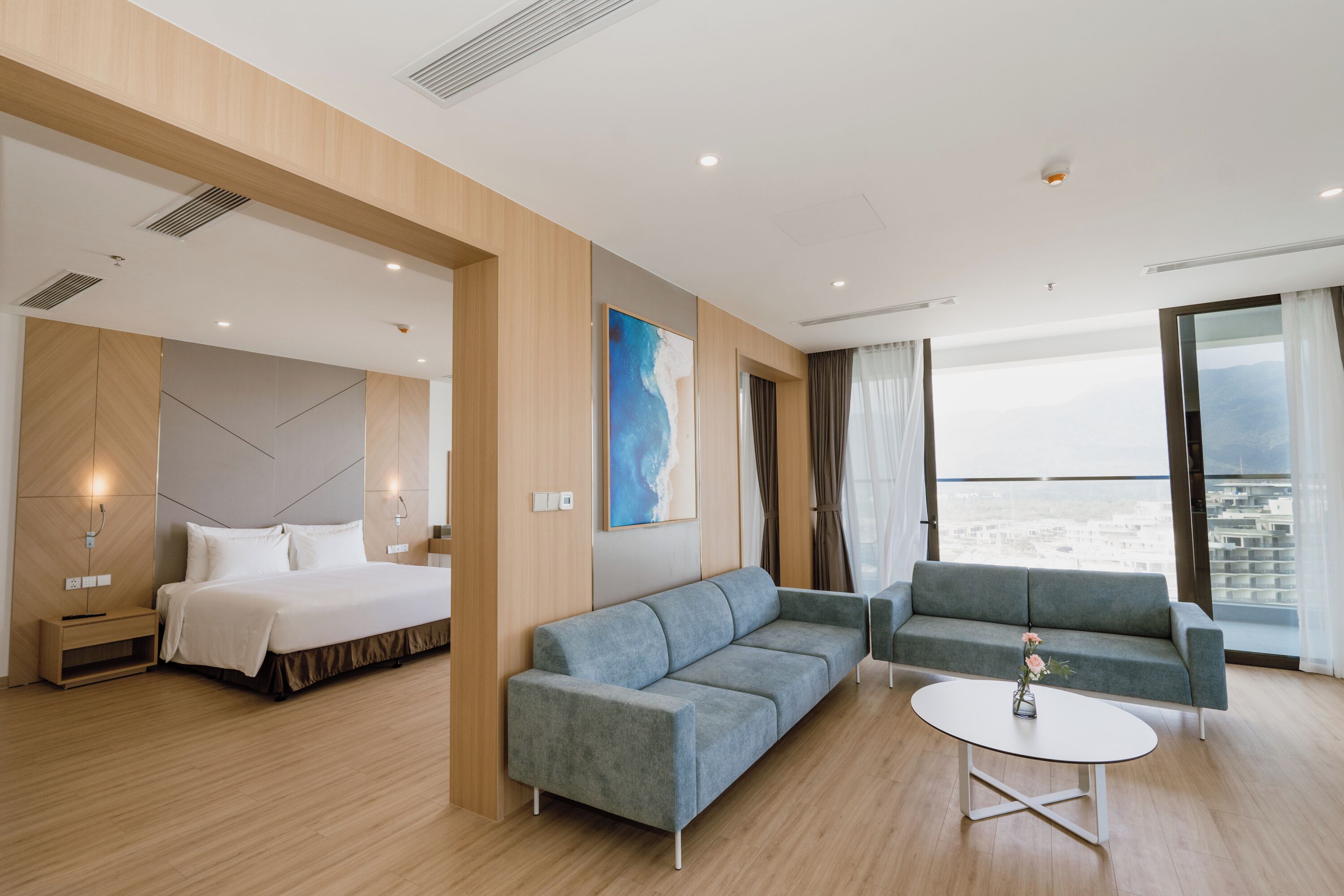 Executive suite, uitzicht op oceaan | Donzen dekbedden, een minibar, een kluis op de kamer, een bureau