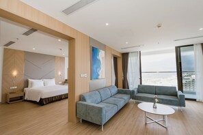 ألحفة محشوة بالريش وميني بار وخزنة داخل الغرفة ومكتب