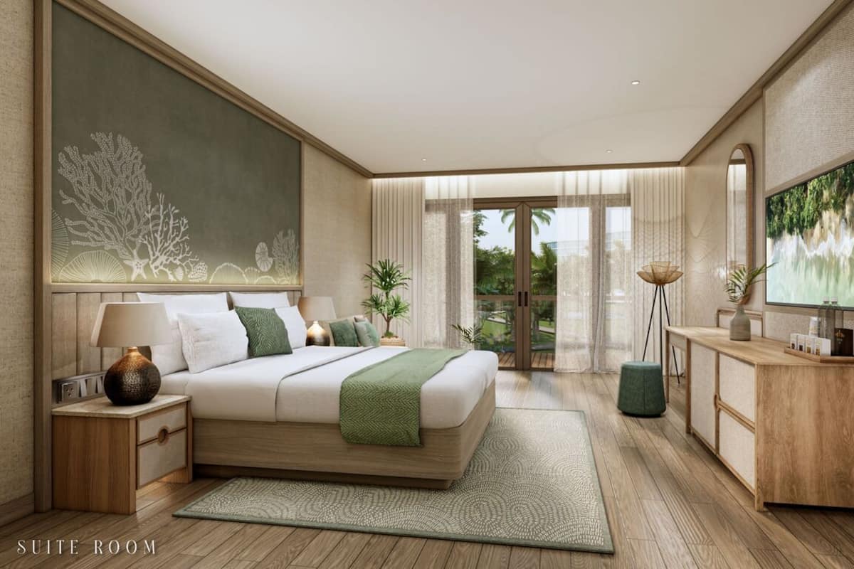 Executive Suite, Garden View | Minibar, in-room safe, desk, soundproofing