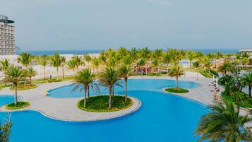 2 piscines extérieures, maßtres-nageurs sur place