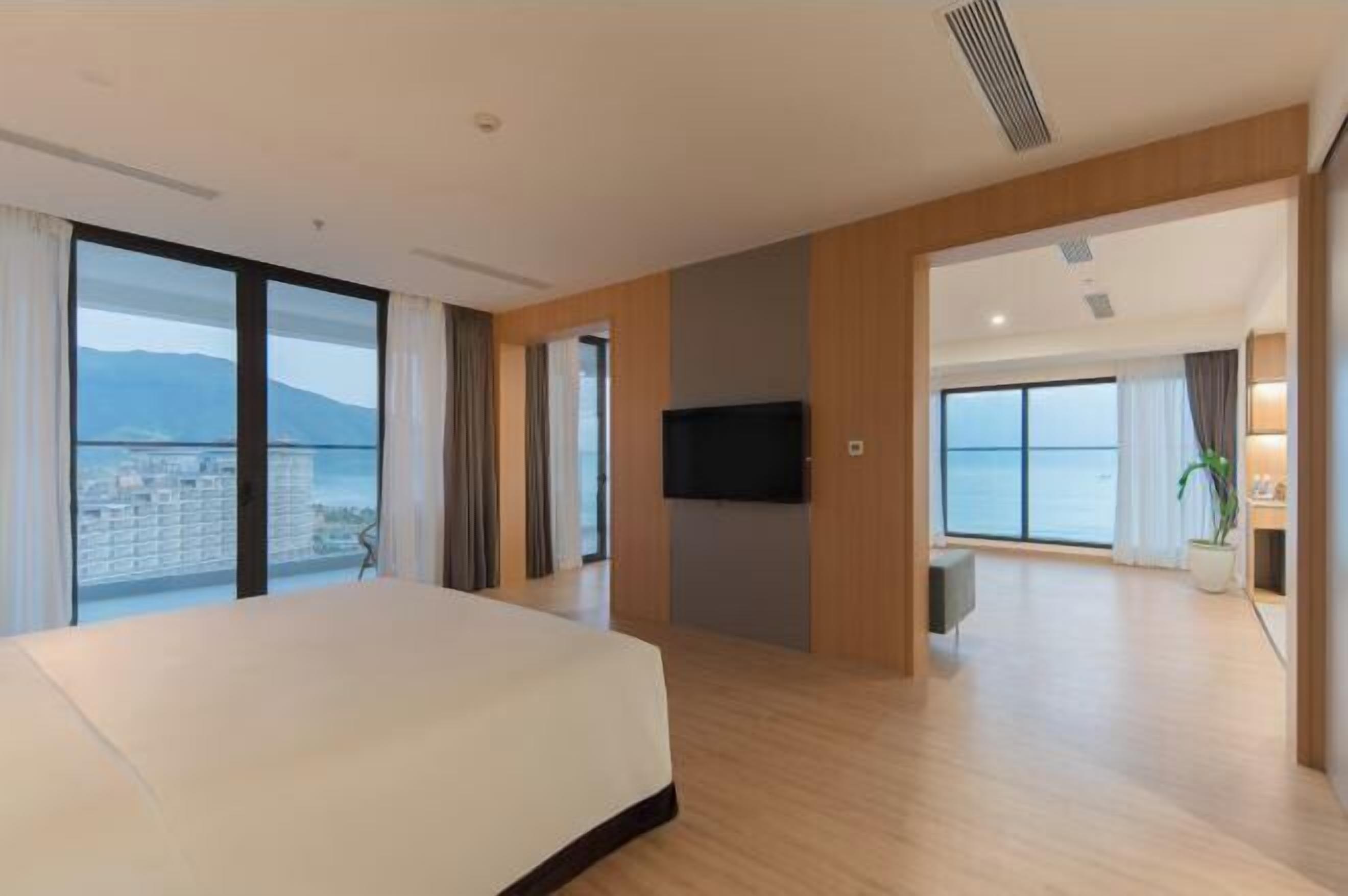 Down comforters, minibar, in-room safe, desk