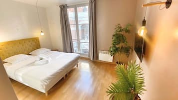 Iron/ironing board, WiFi, bed sheets