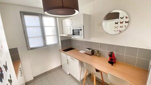 Coffee/tea maker, fridge, microwave, stovetop