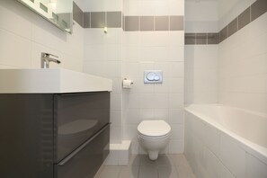Shower, hair dryer, towels, shampoo