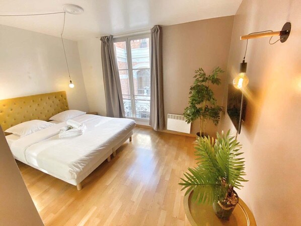Iron/ironing board, WiFi, bed sheets
