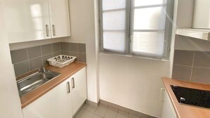 Coffee/tea maker, fridge, microwave, stovetop