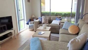 Smart TV, reproductor de DVD, futbolito y tenis de mesa