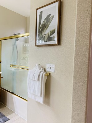 Secadora de cabello, toallas, jabón, papel de baño