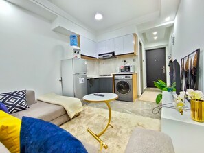 Appartement Affaires | Aire de séjour | Téléviseur connecté de 24 po avec télévision par satellite