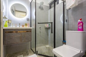 Deluxe-Apartment | Badezimmer | Dusche, kostenlose Toilettenartikel, Bidet, Handtücher