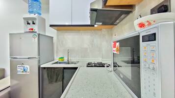 Businesshuoneisto | Yksityinen keittiö | Jääkaappi, mikroaaltouuni, keittoastiat/astiat/ruokailuvälineet