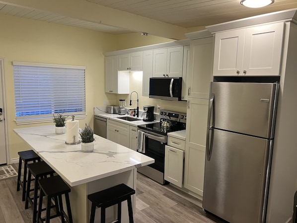Microwave, cookware/dishes/utensils