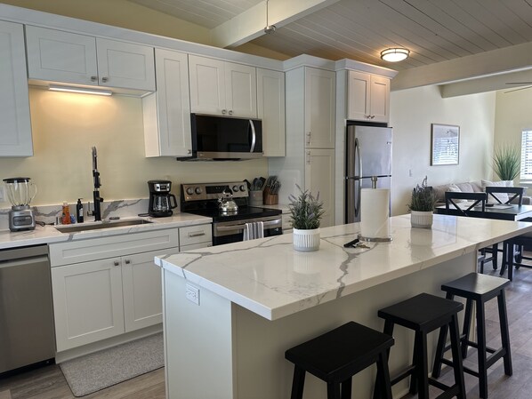 Microwave, cookware/dishes/utensils